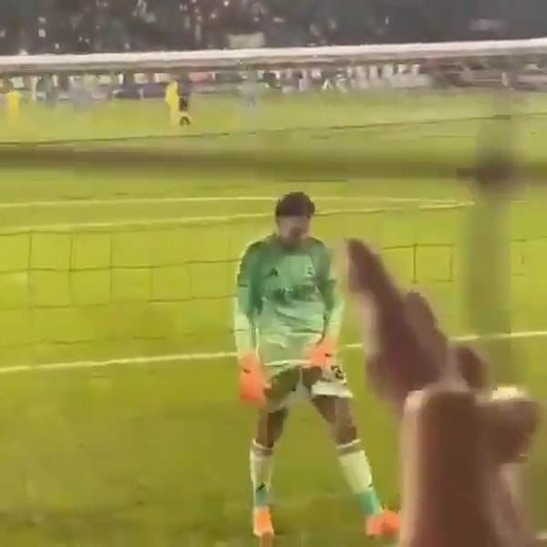 Ederson’un, Rizespor taraftarlarına cinsel organını gösterdiği görüntüler ortaya çıktı.