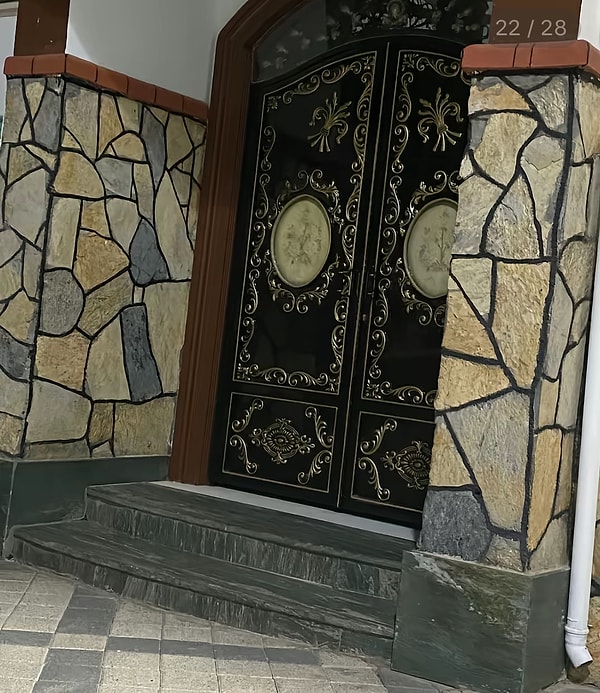 Kapılardaki süslemeler de dikkat çekiyor.
