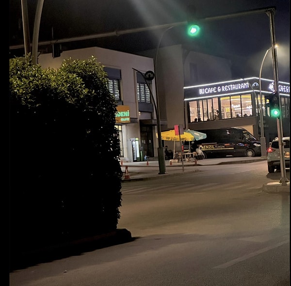 Köyde cafeler, restoranlar ve dükkanlar da bulunuyor.