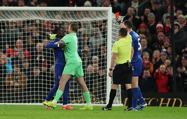 A rare moment unfolded on the pitch during the clash between Manchester United and Everton.