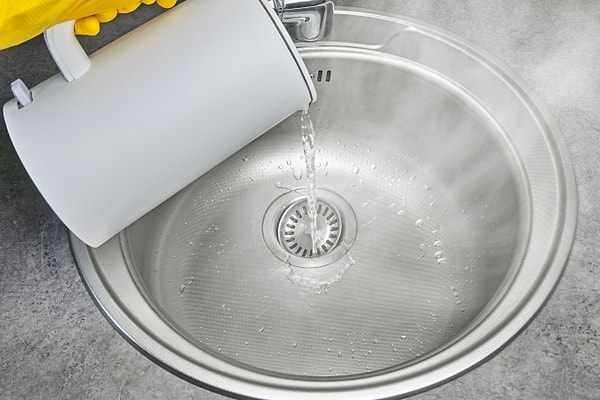 Tıkanan bir lavaboyu kaynar suyla açmaya çalışmak da benzer riskler taşıdığı için önerilmez.