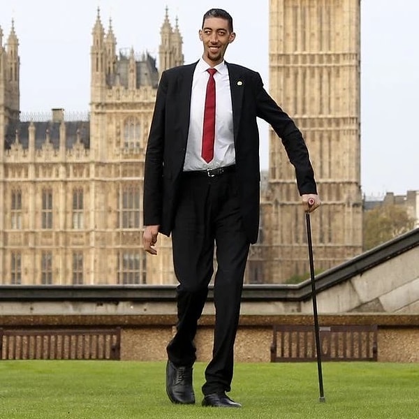 Dünyanın en uzun adamı Sultan Kösen’in boyu, 2 metre 51 santimetre.