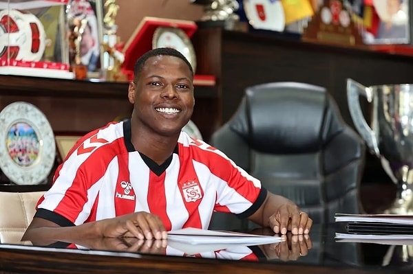 Geçtiğimiz sezon Süper Lig’den alt lige düşen ve bu sezon da ligde kalma mücadelesi veren Sivasspor’da Luan Campos şoku yaşanıyor.