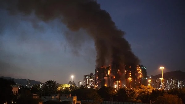 Emniyet kaynakları içeride mahsur kalanların olduğunu söylüyor.