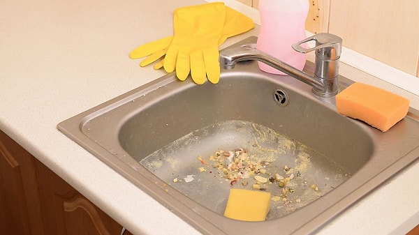 Yağ, et suyu ve soslar lavaboda en sessiz felaketi başlatanlar arasında.