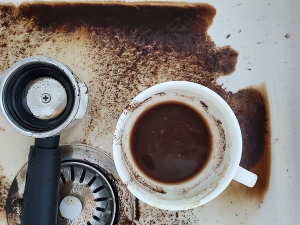 Kahve telvesi ve çay, zamanla lavaboda düğüm gibi olur.