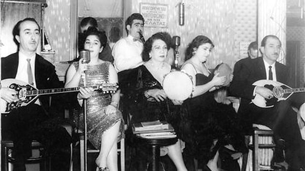 Resmî kayıtlarda Hristiyan göründüğü sahte bir vaftiz belgesi edinir.