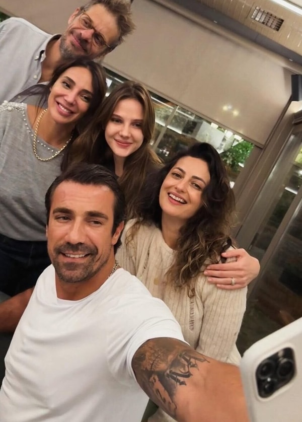 Hatta Alina Boz ve İbrahim Çelikkol’un ekip fotoğrafı da yayınlanmıştı.