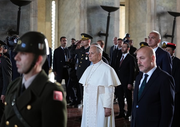 Türkiye'ye gelen Papa'nın ilk duraklarından biri Anıtkabir oldu.