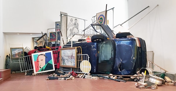 Yaşanan bu olay durumunun ironikliğine dikkat çekiyor.