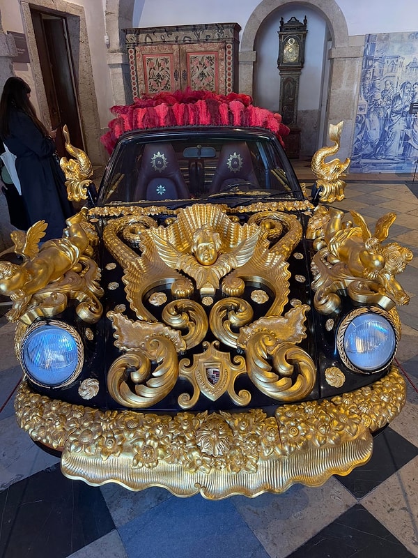 1. Altın varaklı bir arabaya sahip olmayı kim istemez ki?