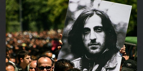 Halkın sanatçısı olmayı başaran isimlerden olan Kazım Koyuncu şarkılarında yaşanan bu duruma aileden resmi açıklama geldi.