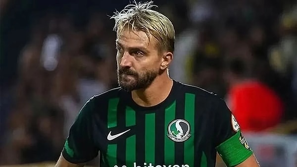 Arkadaşına tokat atarak kırmızı kart görmüştü.