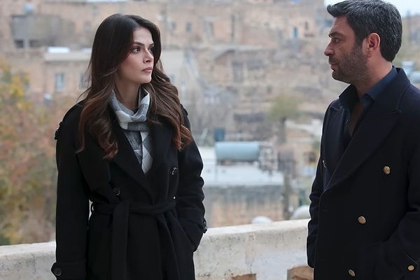 Alya’nın çok beğenilen kabanlarına bir yenisi daha eklendi! Bu şık kruvaze kaban Olcay markasından.