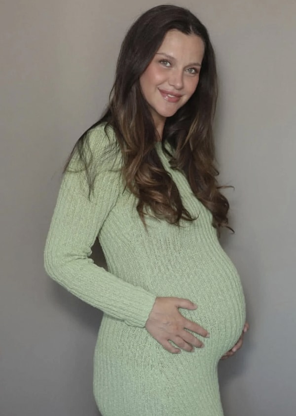 Bir kız bebek beklediklerini duyuran İrem Helvacıoğlu'nun sade ve samimi paylaşımları çok beğenilirken hamilelik sürecinde çok nazara gelindi...