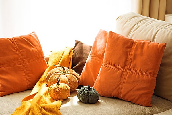 5. Bolca kırlent kullanın.