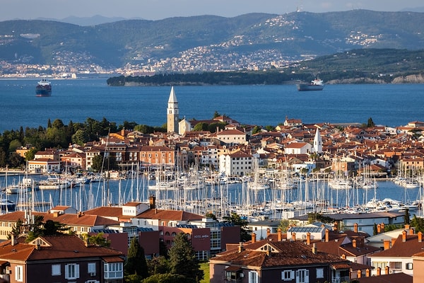 Izola, sahil şehri kimliğinin yanı sıra tarihi sokakları, meydanları ve yerel yaşamıyla da ilgi çekiyor.