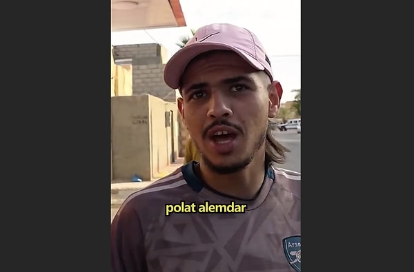 Pür dikkat izliyorlar.