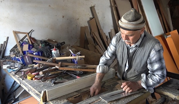 Ali Kurt, 15 yaşında başladığı marangozluk mesleğini 45 yıldır tek başına sürdürüyor.