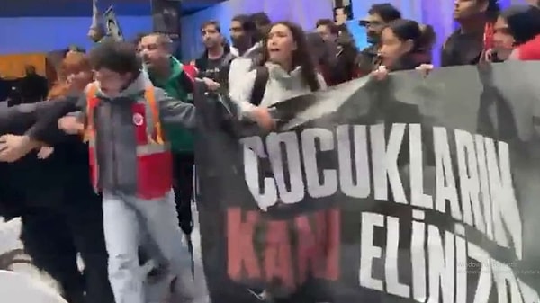 17 öğrenci protesto esnasında gözaltına alınmıştı.