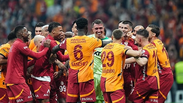 Süper Lig’de son 3 sezonu şampiyon olarak tamamlayan Galatasaray, toplamda 25. şampiyonluğa ulaşan ilk takım oldu.