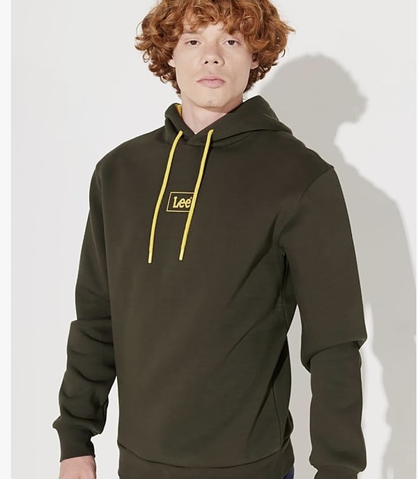 Bugün Amazon’da indirime giren Lee Kapüşonlu Erkek Sweatshirt, kış gardırobuna hem rahatlık hem de sade bir şıklık katmak isteyenler için tam bir fırsat.