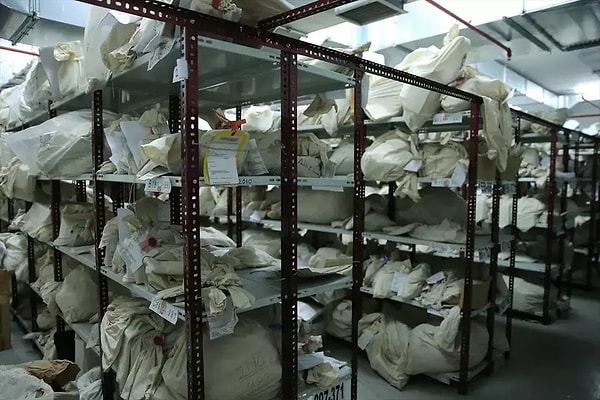 Silahları adli emanetten çıkarıp satmış.