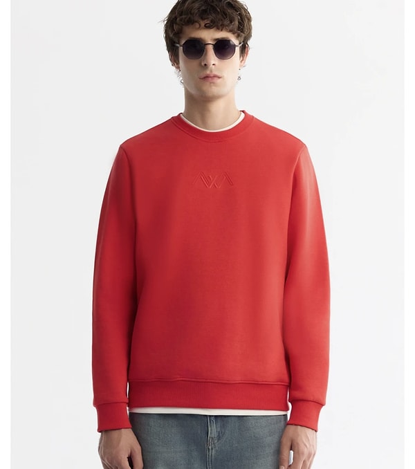 Erkek arkadaşınıza hediye arıyorsanız işinizi kolaylaştırayım kızlar; yılbaşı ruhunu tam üstünde taşıyan bu kırmızı AVVA sweatshirt, soğuk havalarda stilinden vazgeçmeyenler için tam bir joker parça olacak.