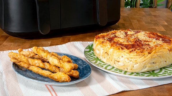 Kekikli Peynirli Milföy Çubukları ve Peynirli Makarna Nasıl Yapılır?