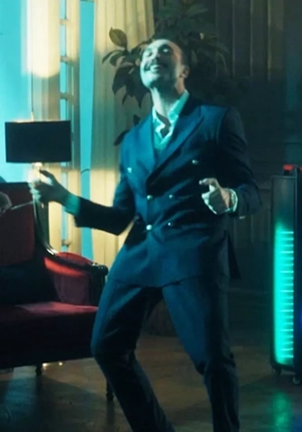 Eşref Rüya’da Kadir karakterine hayat veren Görkem Sevindik’in dans sahnesi bir anda viral oldu.