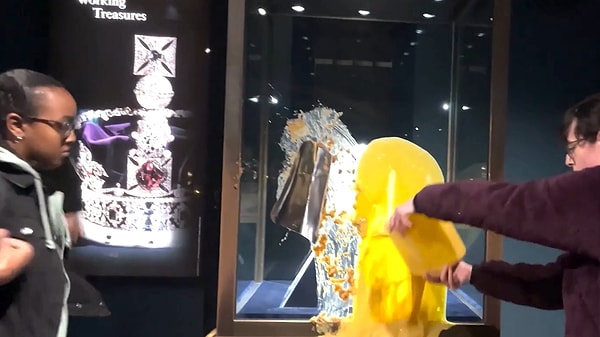 Londra Kulesi'nde sergilenen kraliyet tacına düzenlenen saldırı gündem oldu.