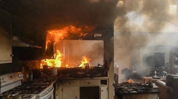 Bu risk nedeniyle, ev elektroniği uzmanları, fırtınalı havalarda en güvenli tedbirin televizyonun fiziksel olarak elektrik ağından ayrılması olduğunu belirtiyor.