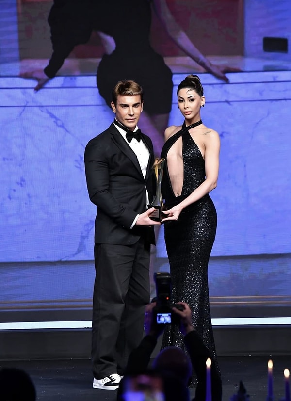 Giydiği her parçaya zarafetini yansıtmayı başaran Güve, yalnızca bir model değil; aynı zamanda ilham veren bir tarz ikonu.