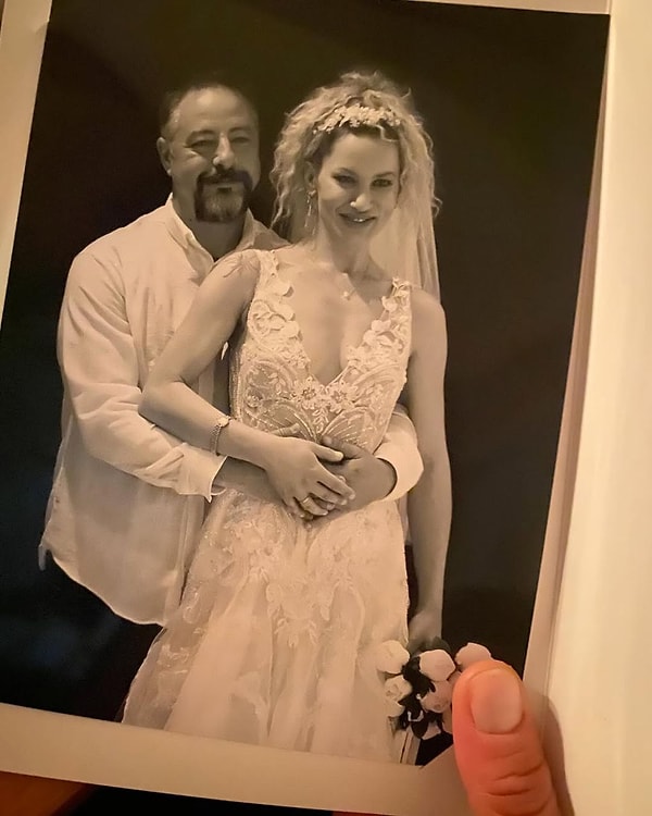 Hayatına kemancı olarak devam eden birçok yerde de sahne alan Yıldız Asyalı'dan 16 Mayıs'ta sürpriz bir haber gelmişti.