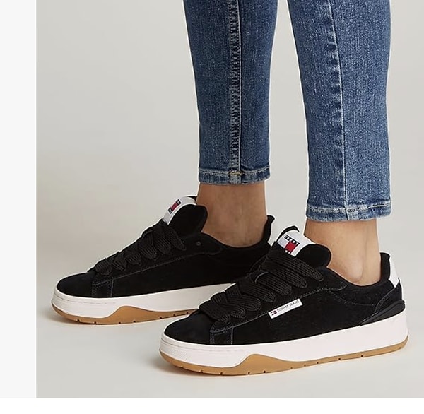 Tommy Hilfiger TJW Skate Sneaker, şehir hayatında rahatlık arayan ama tarzından da ödün vermek istemeyen kadınların favorisi.