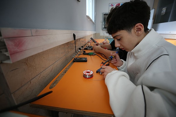 Takım, robotu tasarlamak için normalde altı ay sürecek çalışmayı yoğun bir tempo ile yalnızca iki ayda tamamladı.