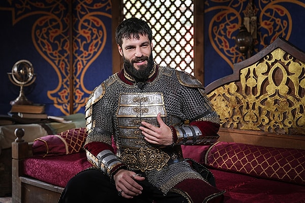 TRT 1'in ilgiyle izlenen dizisi Mehmed: Fetihler Sultanı, geçtiğimiz günlerde yönetmen değişikliğiyle gündem olmuştu.