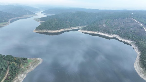 Türkiye ciddi bir kuraklık riskiyle karşı karşıya. Birçok şehirde planlı su kesintileri yapılırken, megakent İstanbul’da da barajlar alarm veriyor.