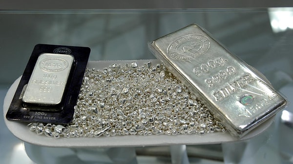 The rapid surge in silver prices in recent months has also ushered in a historic record.