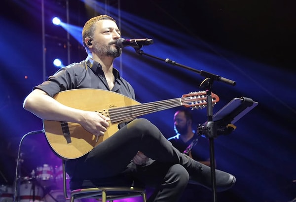 "Hakim Bey", "Acıyı Sevmek Olur Mu", "Bir Elmanın Yarısı" gibi şarkılarıyla tanıdığımız Mehmet Erdem baba acısıyla sarsıldı.