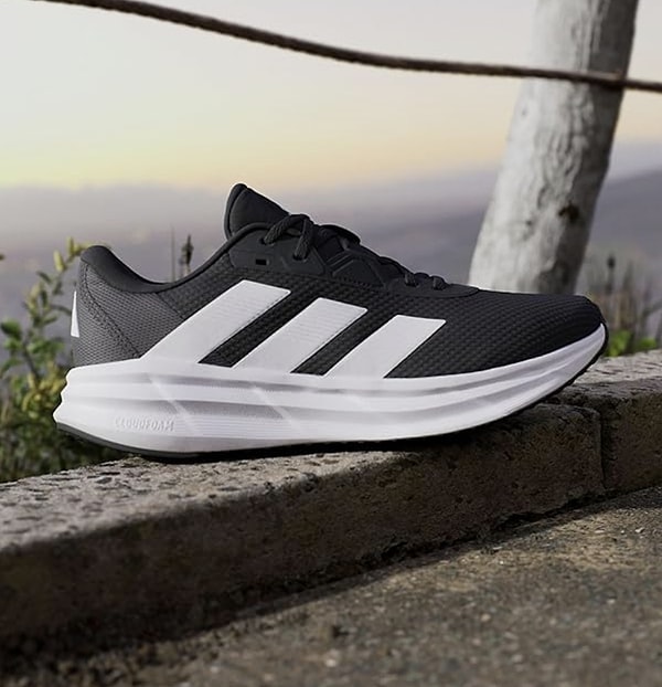 adidas Galaxy Spor Ayakkabı hem günlük kullanım hem hafif spor için bir ayakkabı arıyorsanız, bu model favoriniz olabilir.