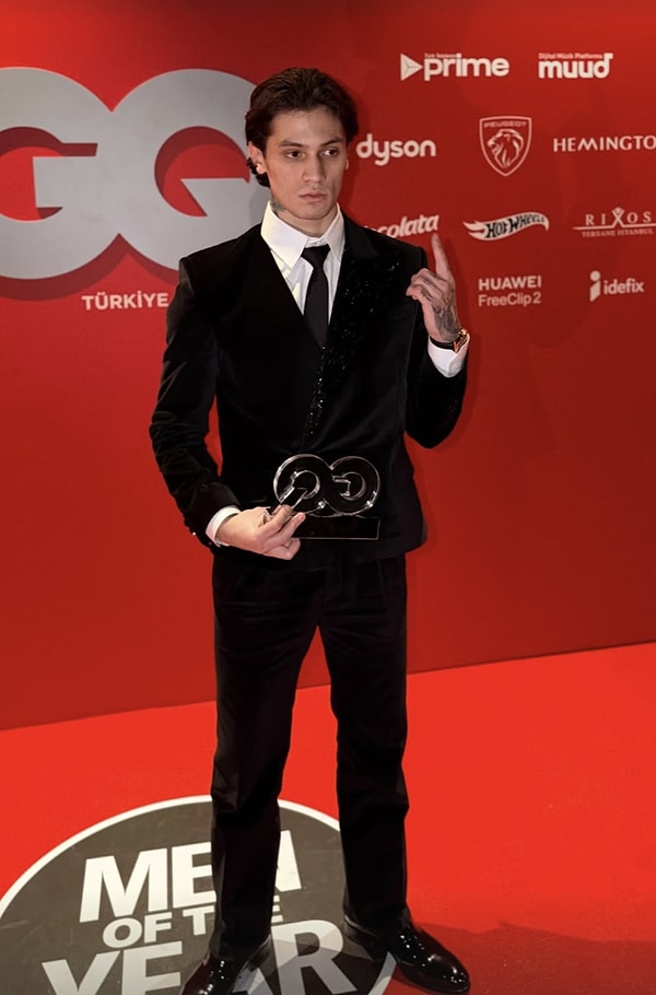Dün gece gerçekleşen GQ Men of The Year Ödül töreni her sene olduğu gibi, bu sene de sosyal medyayı ayağa kaldırdı.