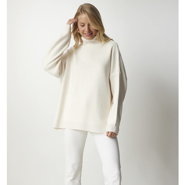 Happiness İstanbul’un balıkçı yaka oversize triko kazağı, kış gardırobunuzda mutlaka bulunması gereken bir parça.