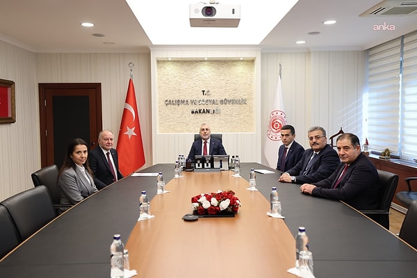 Asgari Ücret Tespit Komisyonu, 2026'da geçerli olacak asgari ücreti belirleme çalışmaları kapsamında ilk toplantısını gerçekleştirmek üzere Çalışma ve Sosyal Güvenlik Bakanlığı ev sahipliğinde toplandı.