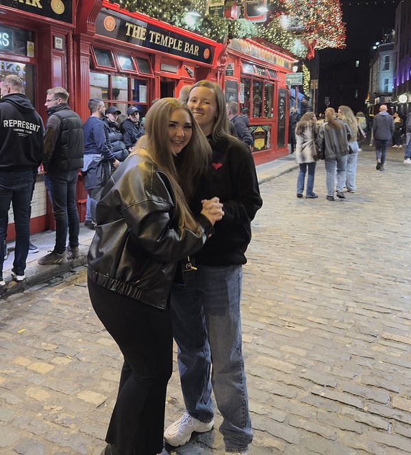 Yoğun bakımdan çıktıktan sonra kardiyoloji servisine alınan Courtney’ye, olası tekrar kalp durmalarına karşı implant edilebilir defibrilatör takıldı.