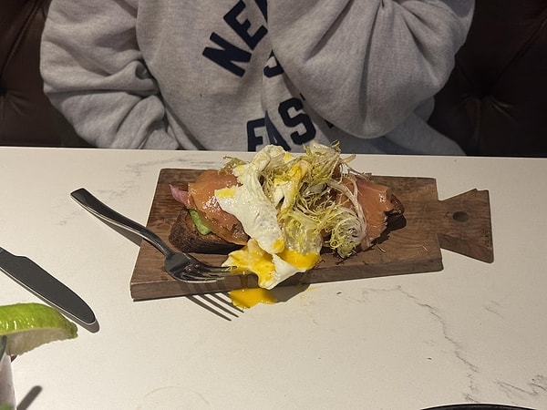 12. Bol kullanılmış kesme tahtasında ziyafet