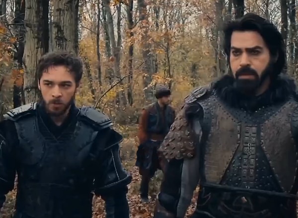 Arka Sokaklar’da çocuk oyuncu olarak yer alan Onur Bay ile adeta birlikte büyüdük. Uğur Pektaş da karizmasını yıllara rağmen koruyan isimlerden oldu.