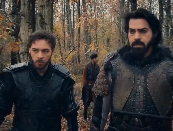 Arka Sokaklar kadrosunda yer alan oyuncuların yıllar içindeki değişimine anbean şahit olduk. Şimdilerde ise Uğur Pektaş ile Onur Bay’ın Kuruluş Orhan’da birlikte çalışması sosyal medya kullanıcılarını duygulandıran anlara vesile oldu.