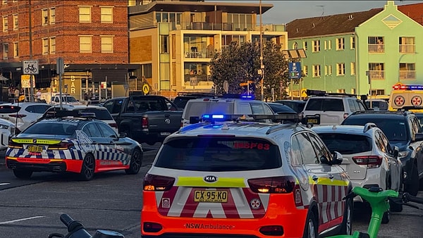 Avustralya’nın Sidney kentinde bulunan Bondi Plajı’na uzun namlulu silahlar ve patlayıcıyla gelen iki kişi dehşet saçtı.