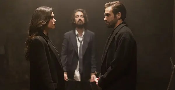 Tepki çeken bir sahne de Sahipsizler dizisinde yaşanmıştı.